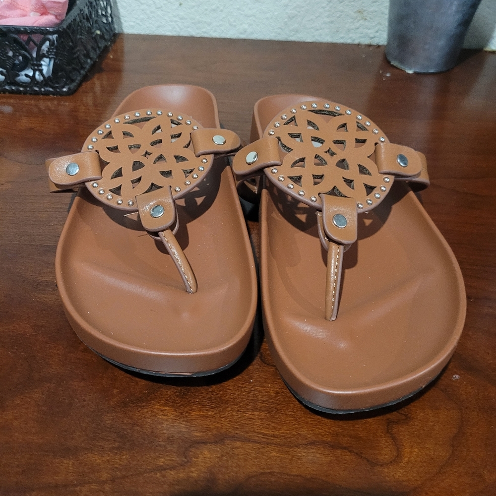 DV by Dolce Vita Pilar flip flop, Women's 5, Tan